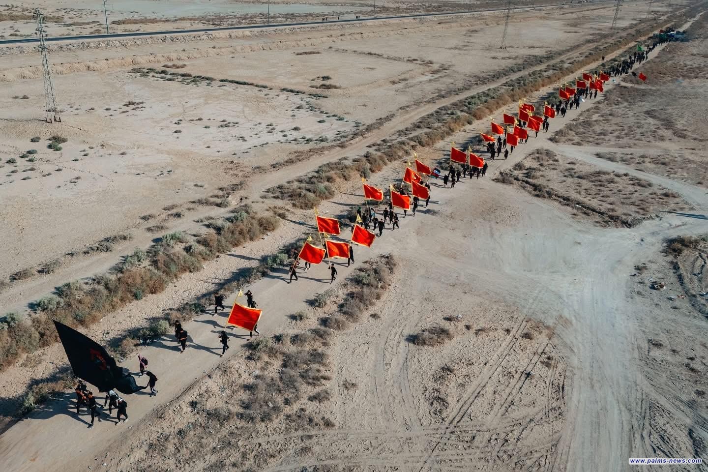 رايات الحزن ترفرف فوق النهر.. وزوّار الحسين يسيرون في صمت الوجدان وحرارة الولاء.